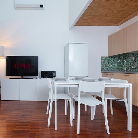 White And Brown Exclusive Loft With Terrace - Free Parking - M2 Station Milão Exterior foto