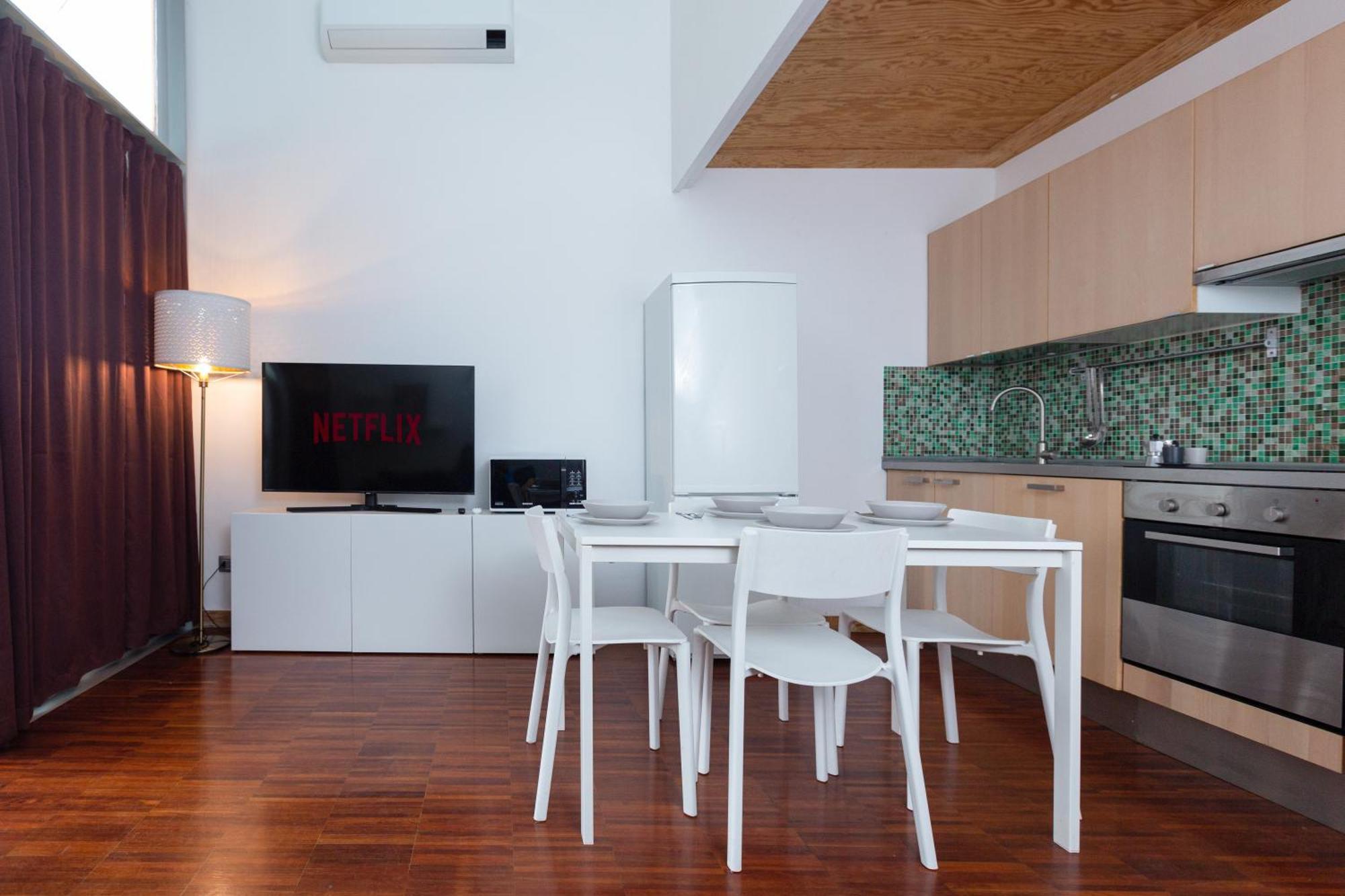 White And Brown Exclusive Loft With Terrace - Free Parking - M2 Station Milão Exterior foto