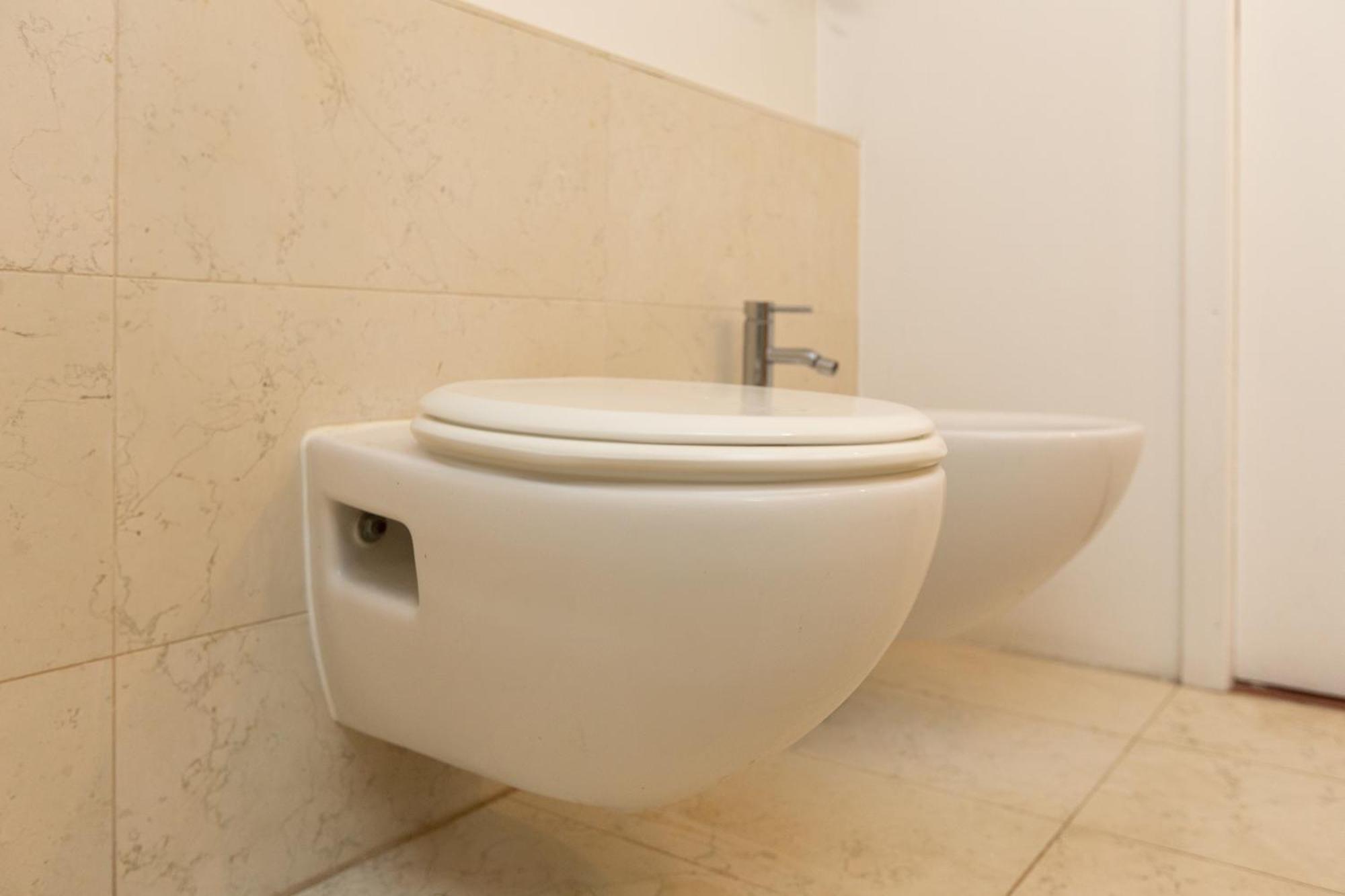 White And Brown Exclusive Loft With Terrace - Free Parking - M2 Station Milão Exterior foto