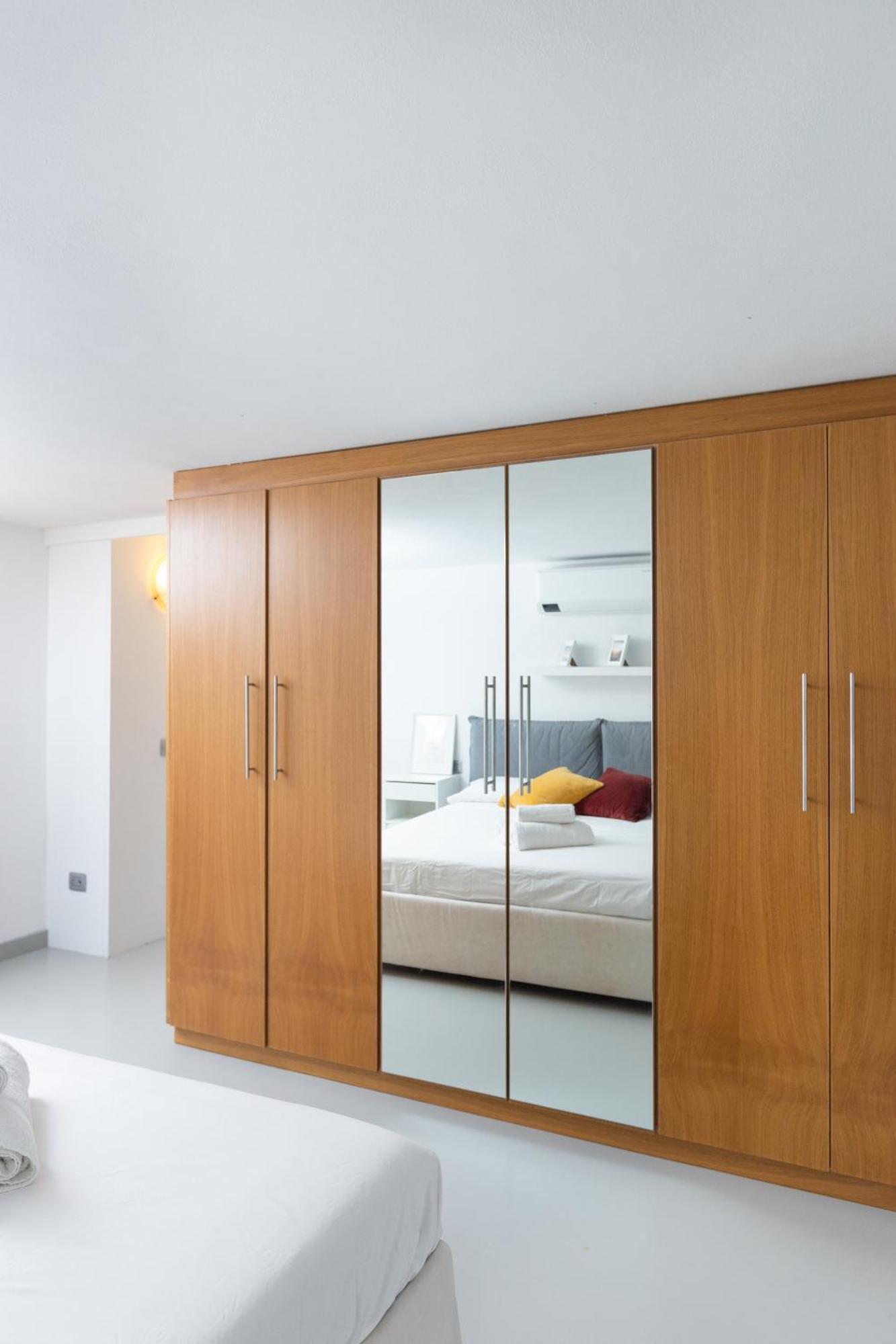 White And Brown Exclusive Loft With Terrace - Free Parking - M2 Station Milão Exterior foto