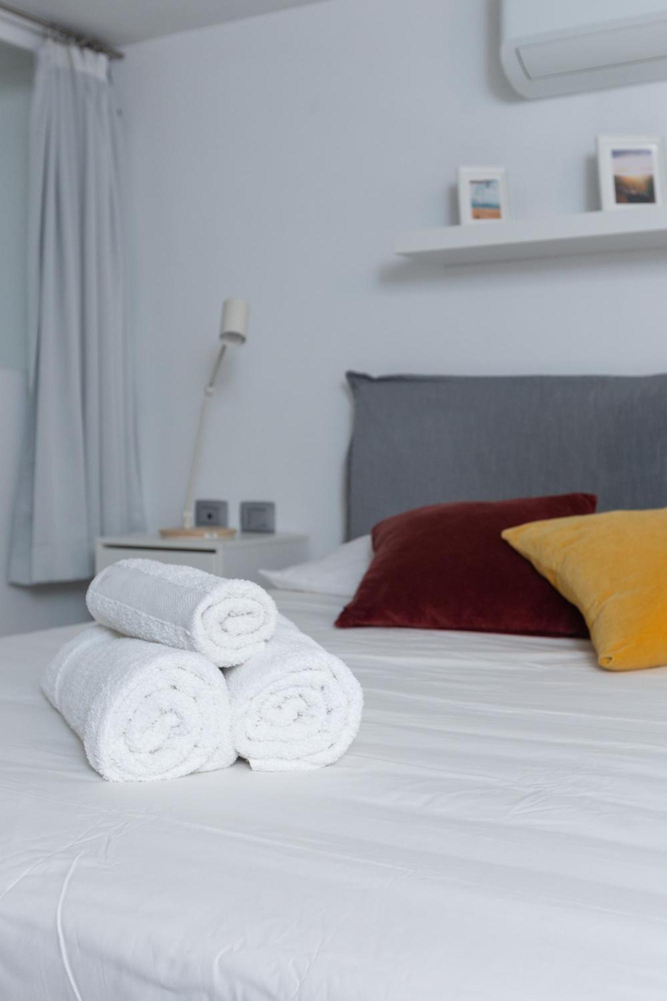White And Brown Exclusive Loft With Terrace - Free Parking - M2 Station Milão Exterior foto