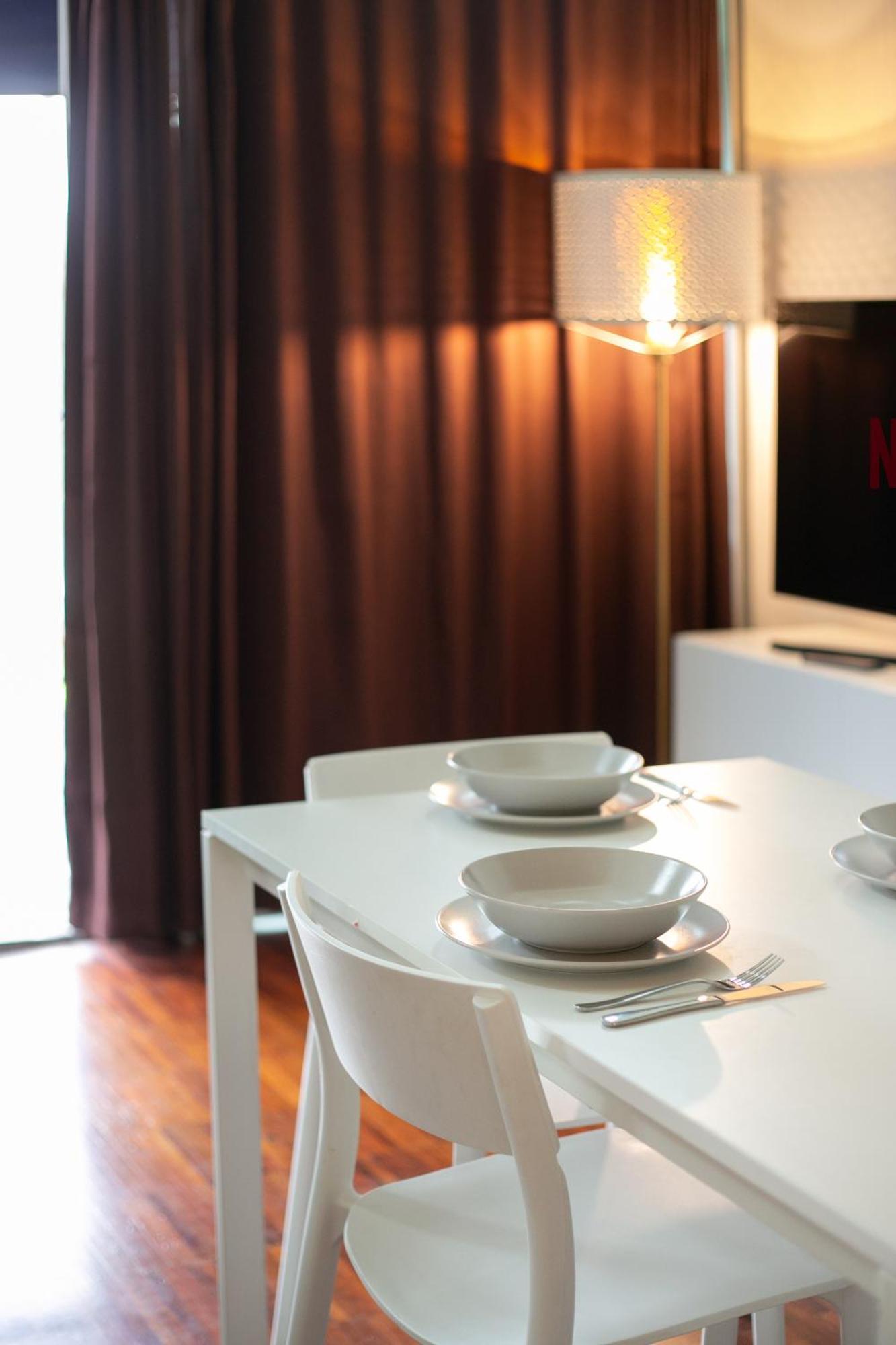 White And Brown Exclusive Loft With Terrace - Free Parking - M2 Station Milão Exterior foto