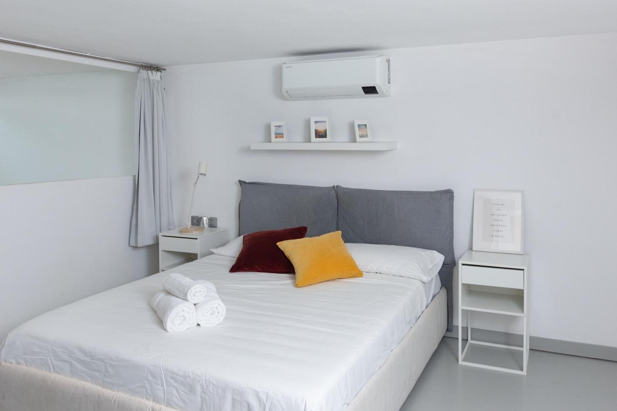 White And Brown Exclusive Loft With Terrace - Free Parking - M2 Station Milão Exterior foto