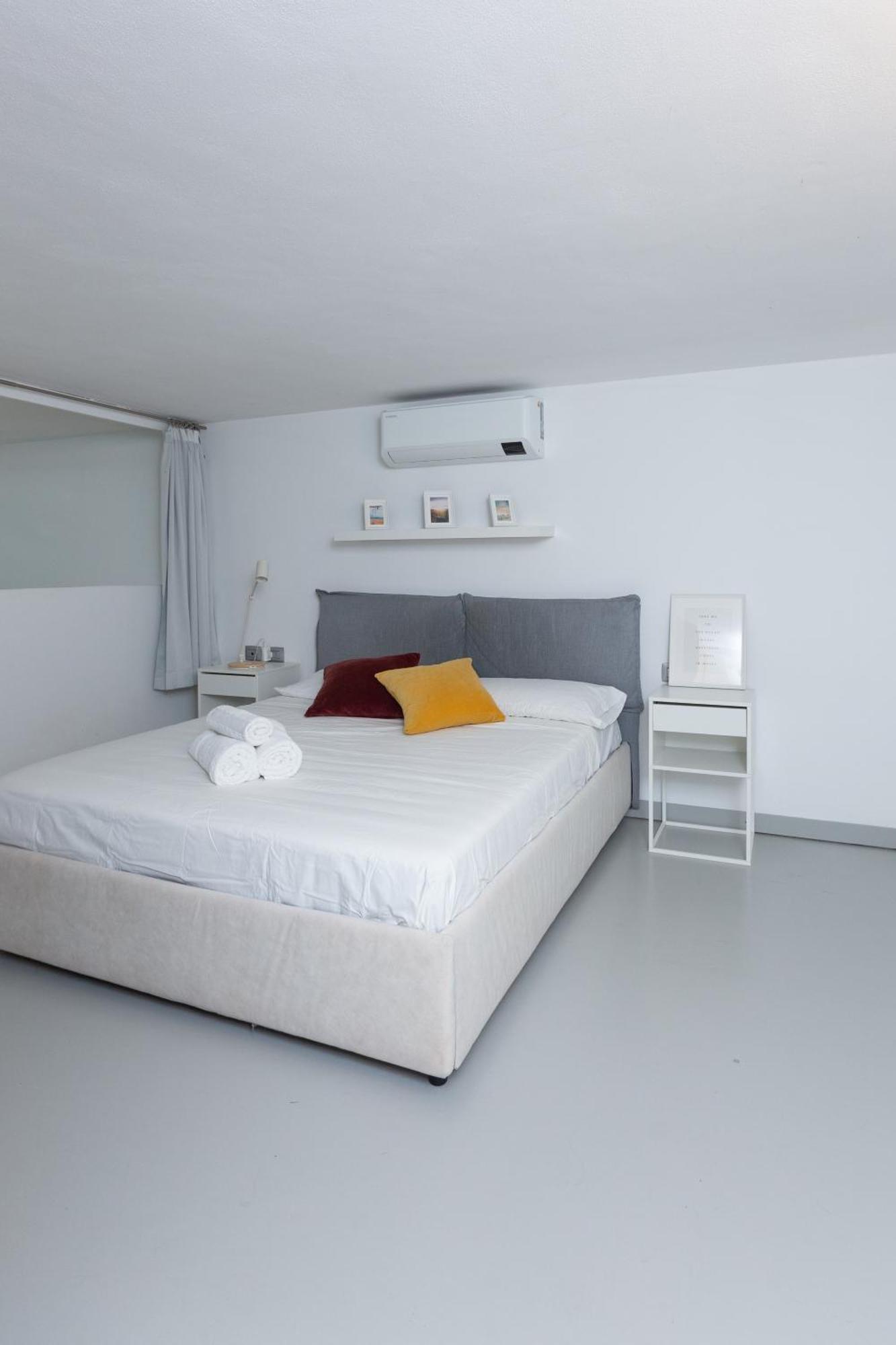 White And Brown Exclusive Loft With Terrace - Free Parking - M2 Station Milão Exterior foto
